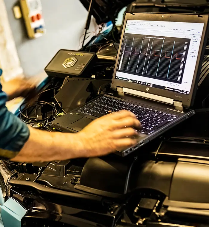 ECU van een auto wordt uitgelezen met een laptop